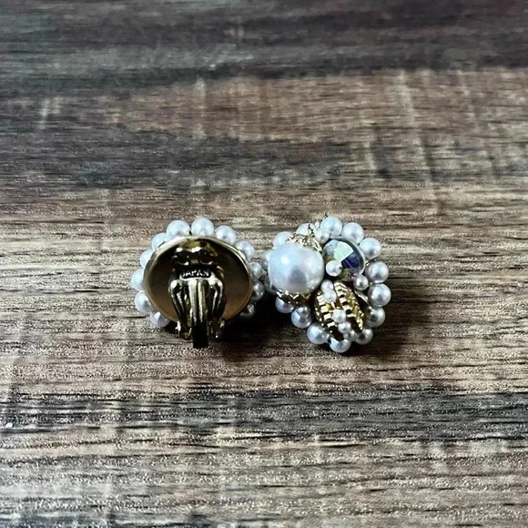 Vintage Gold Cluster Pearl and Rhinestone Clip On Earrings - Picture 4 of 5